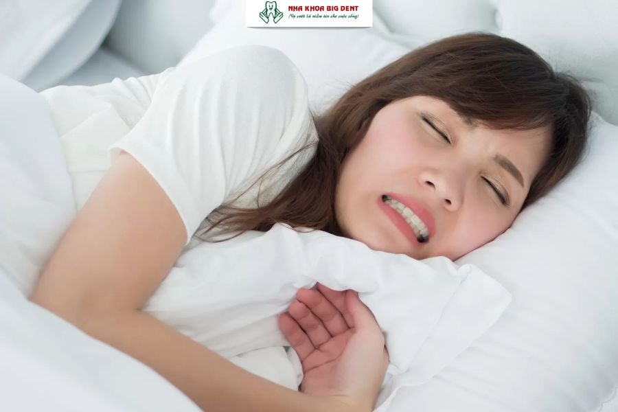 răng bị thưa sau khi niềng
