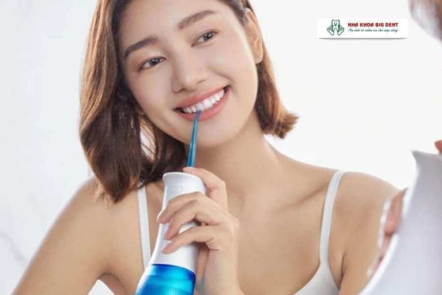 vệ sinh răng miệng bằng tăm nước